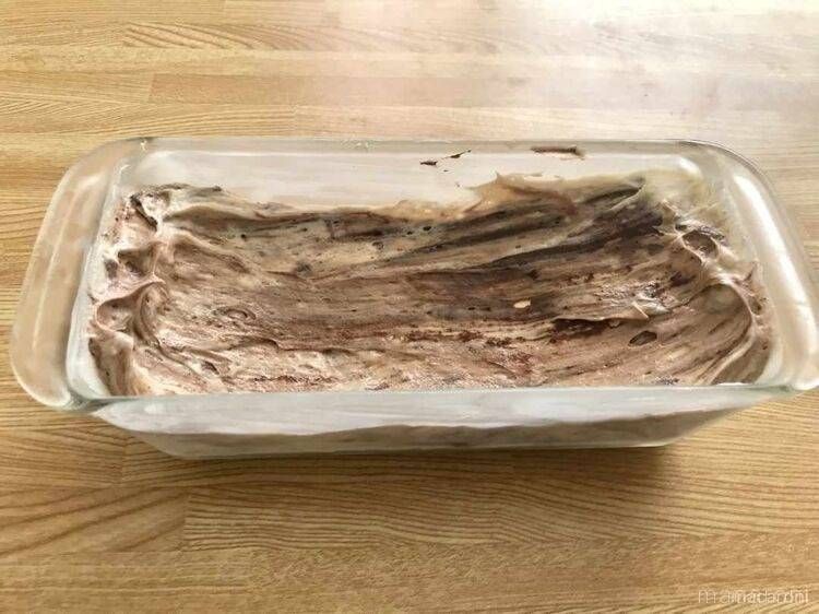 パウンド型にマーブル生地を入れたもの