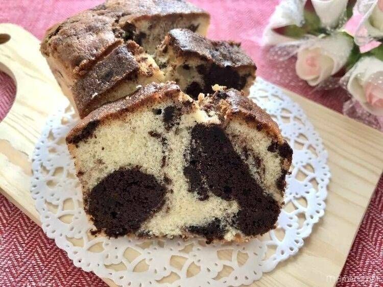 カットしたマーブルケーキを皿に盛ったもの