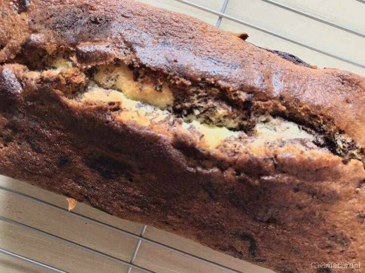 マーブルケーキをケーキクーラーにのせたもの