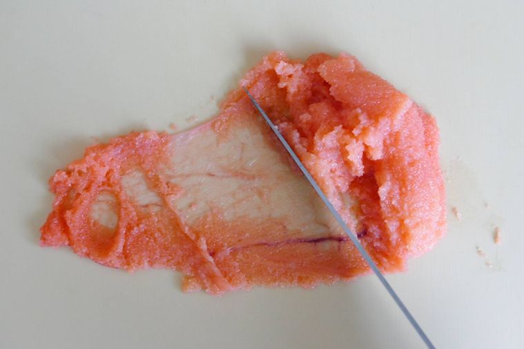 たらこを包丁でほぐす様子