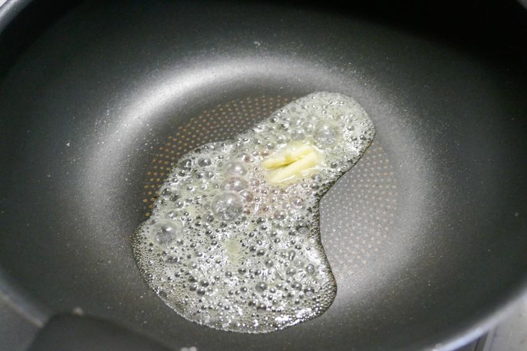 フライパンでバターを溶かす様子