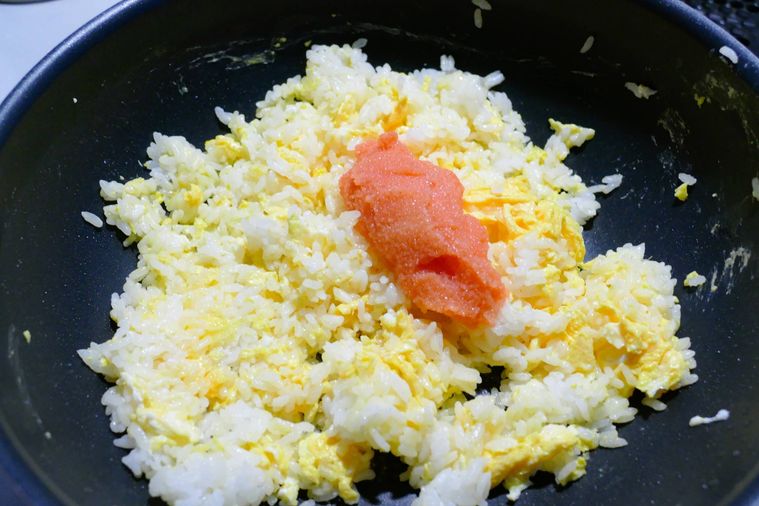 ごはんが入っているフライパンにたらこを入れた様子