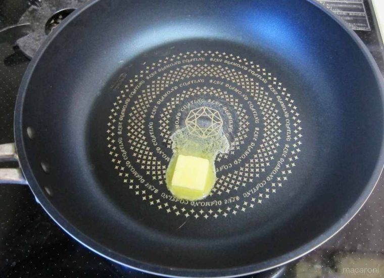 黒いフライパンにバターを溶かしている様子