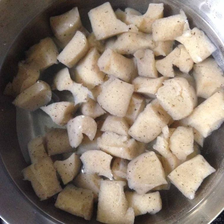 こんにゃくを茹でている写真