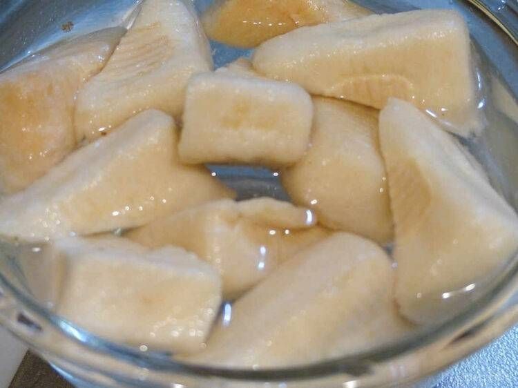 お湯とお麩が入った透明なボウル