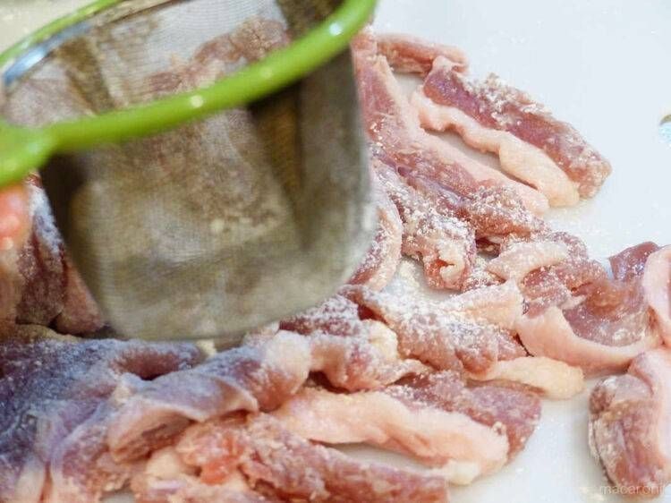 鴨肉に小麦粉をまぶしている様子