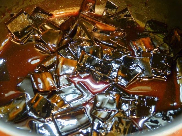 鍋の中の昆布の佃煮