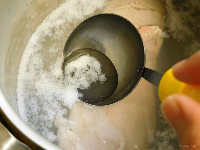 豚肉を下ゆでし、アク取りをしている様子