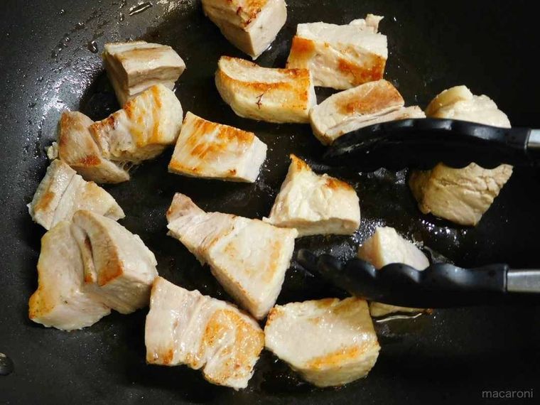 フライパンで豚肉を焼いている様子