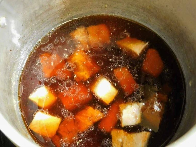 豚肉を煮込んでいる様子