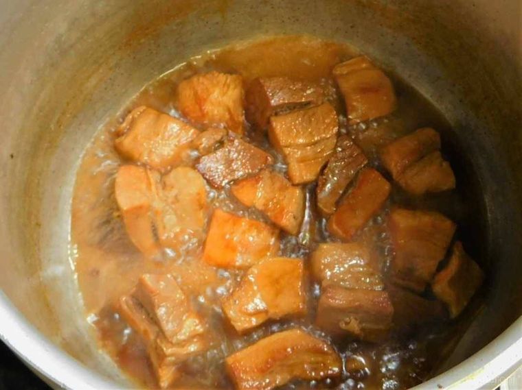 ラフテーを煮詰めている様子