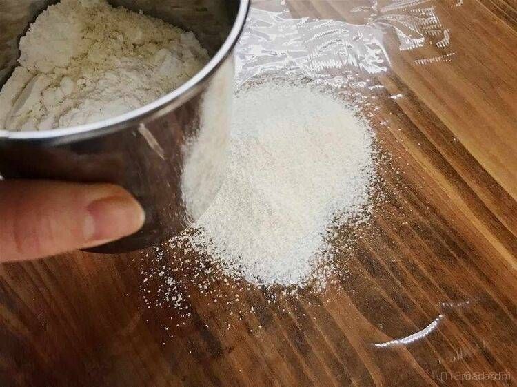 小麦粉をふるいにかけている様子