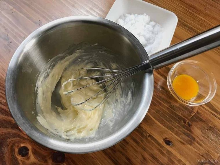 ボウルの中で泡立て器を使ってバターをやわらかくする様子