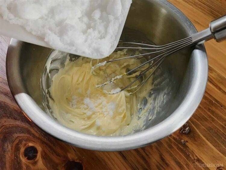 ボウルに砂糖を加えている様子