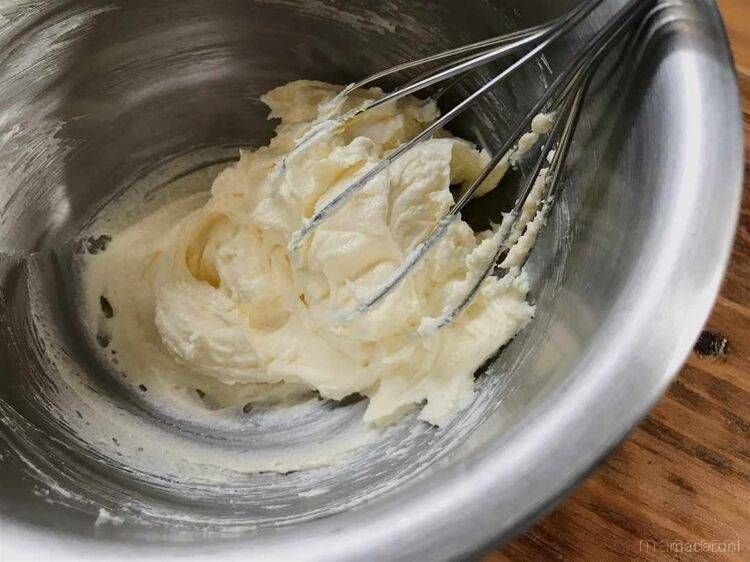 ボウルの中でバター、卵黄、砂糖を混ぜ合わせている様子