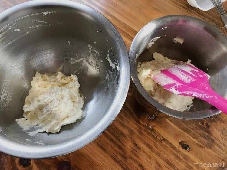 ふたつのボウルにクッキーの生地を分けた様子