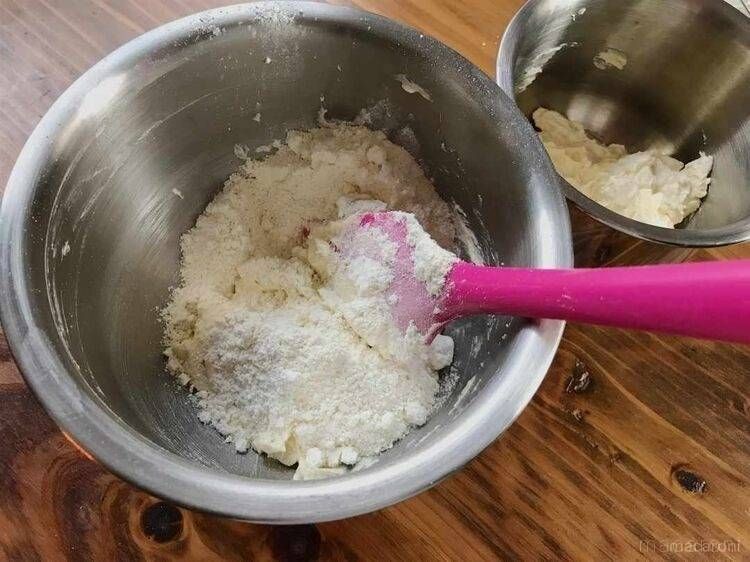 ボウルに粉類を入れ、ゴムベラで混ぜる様子