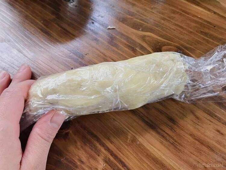ラップでクッキー生地を筒状にした様子
