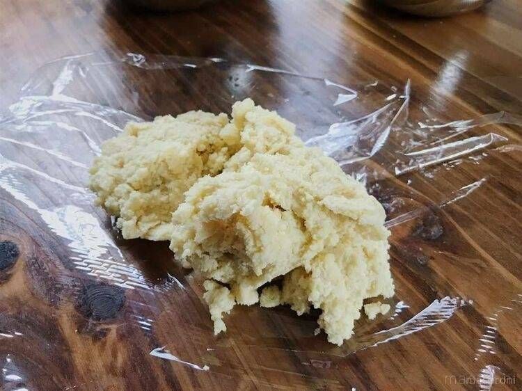 クッキー生地をラップの上にのせた様子