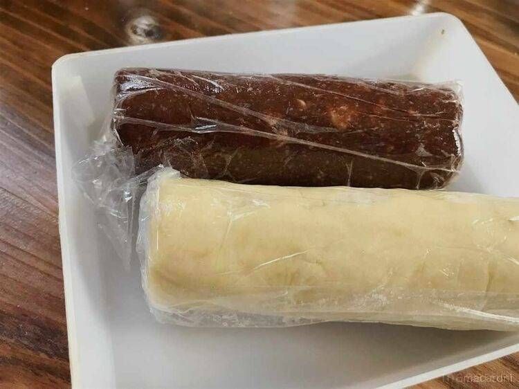 筒状になったプレーンとココアのクッキー生地
