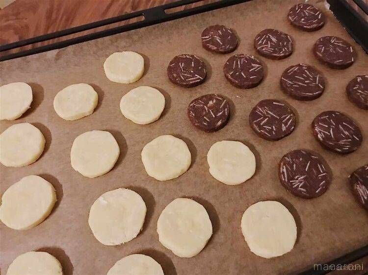 鉄板に並べられた、プレーン味とココア味のクッキー