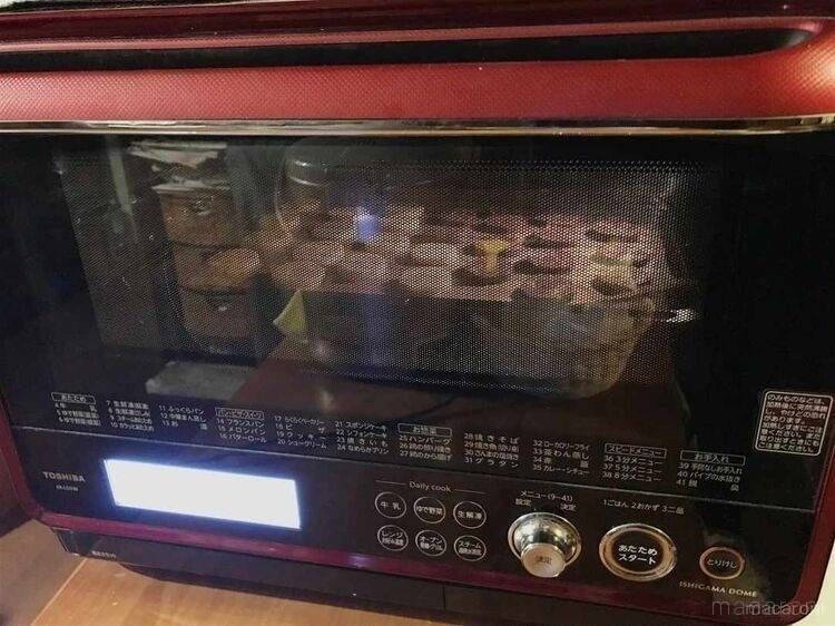 オーブンでクッキーが焼かれている