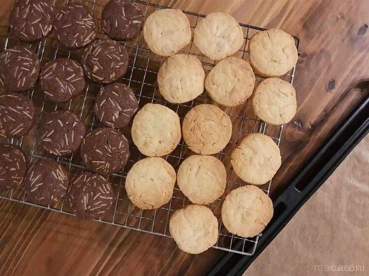 ケーキクーラーに並べられた、2種類のアーモンドクッキー