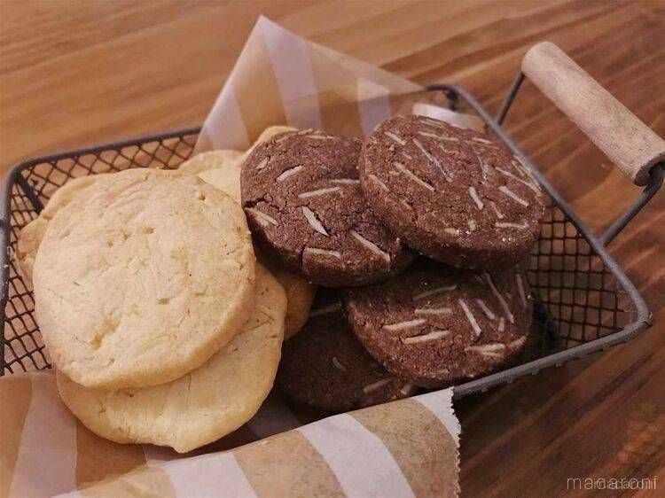 網のバスケットに入った、プレーンとココアのアーモンドクッキー