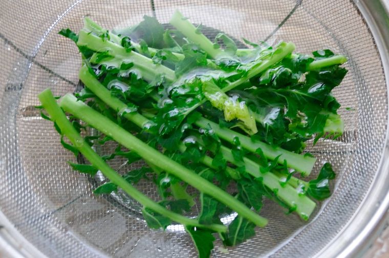 大根の葉を冷水で冷やす様子