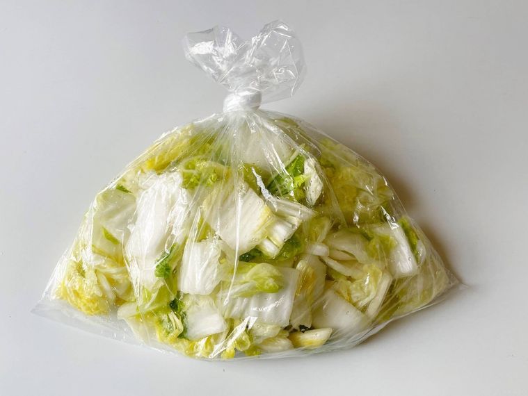 ポリ袋に入った白菜と調味料