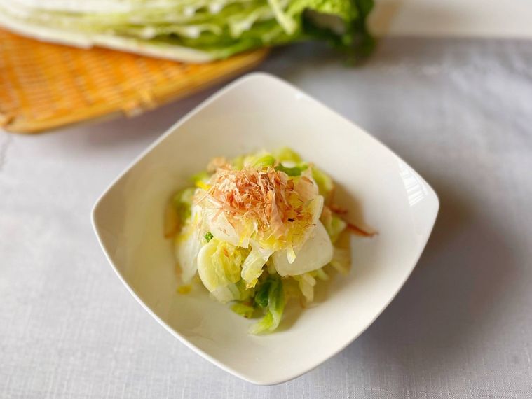 白い四角の器に盛られた白菜の浅漬け