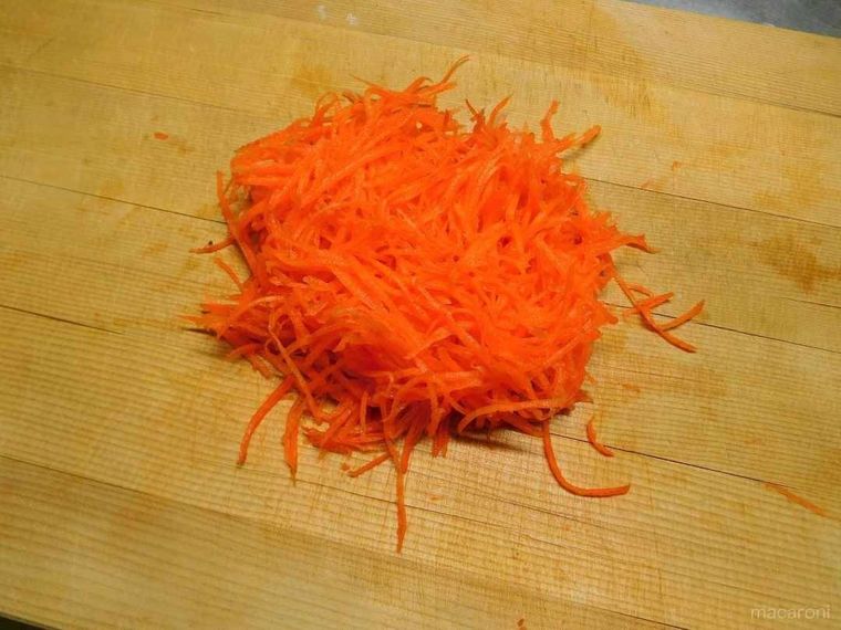 千切りにしたにんじん