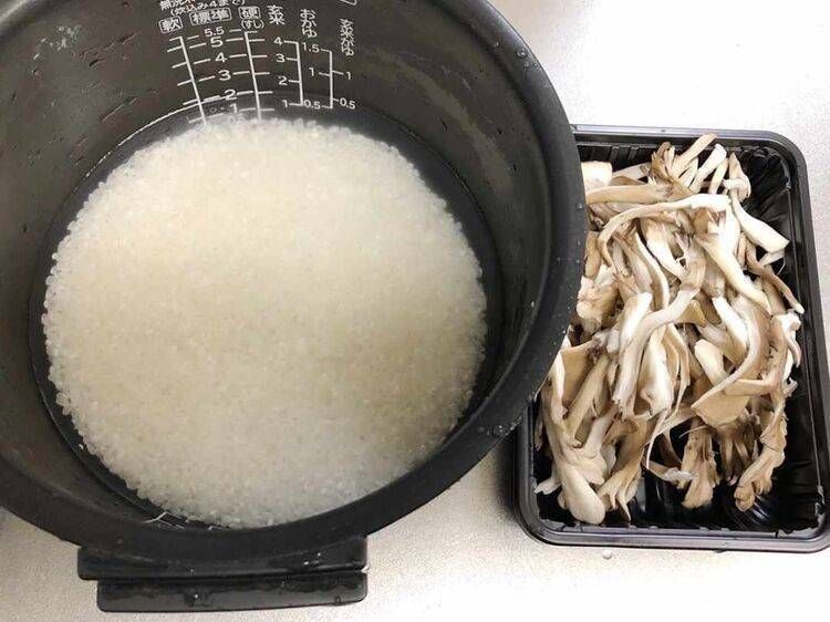 テーブルに研いだ米と舞茸が置かれている