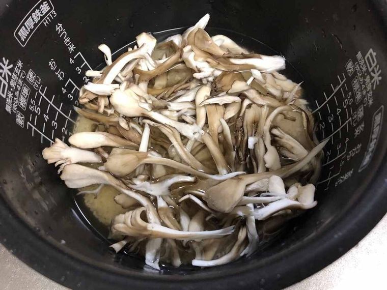 炊飯器の中の米と舞茸