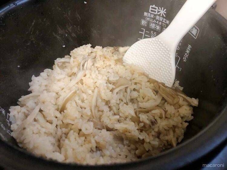 炊飯器の中の舞茸炊き込みご飯