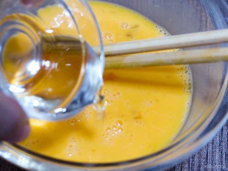 ボウルに入った溶き卵に調味料を混ぜているところ