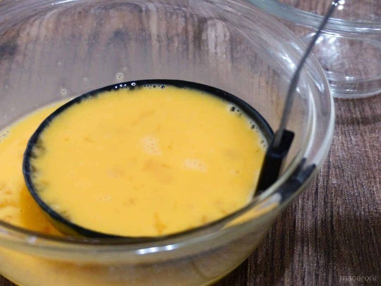 卵液をお玉ですくっているところ