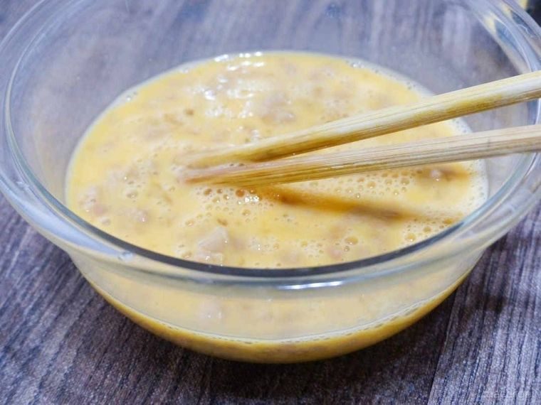 ボウルに入った納豆を入れた卵液
