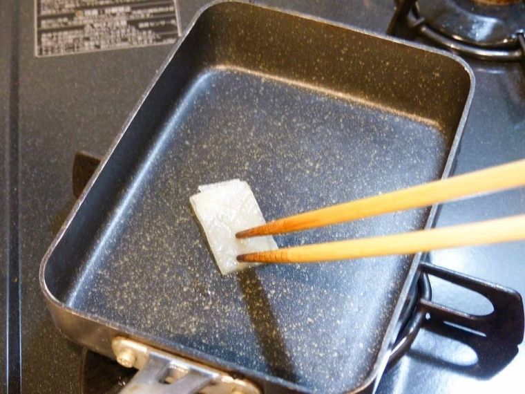卵焼き用フライパンに油を引いている様子