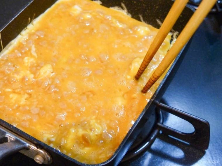 卵焼き用フライパンに卵液を流し入れた様子