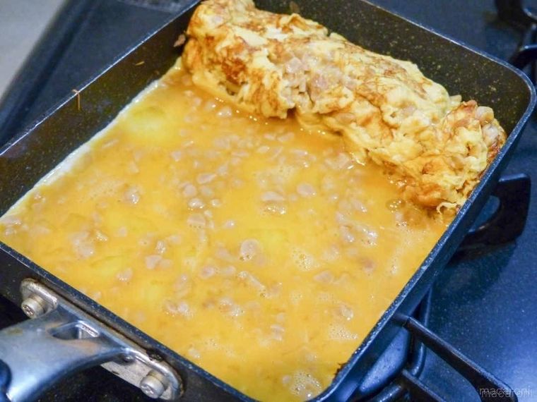 卵焼きを焼いている様子