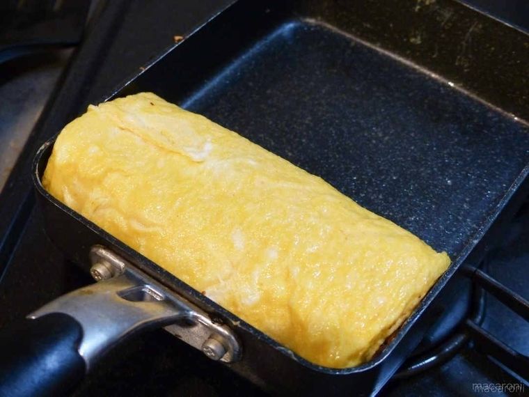 卵焼きを巻いている様子