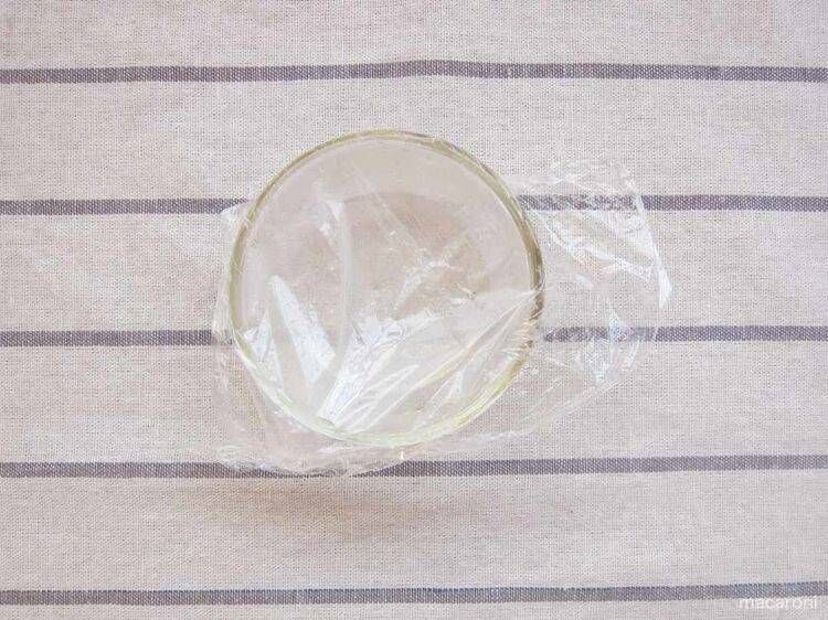 みりんの入ったガラスの耐熱容器にラップがかけられている様子
