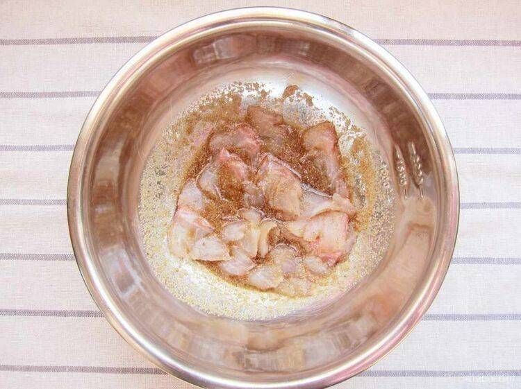 ボウルの中に鯛茶漬けの材料が入っている様子