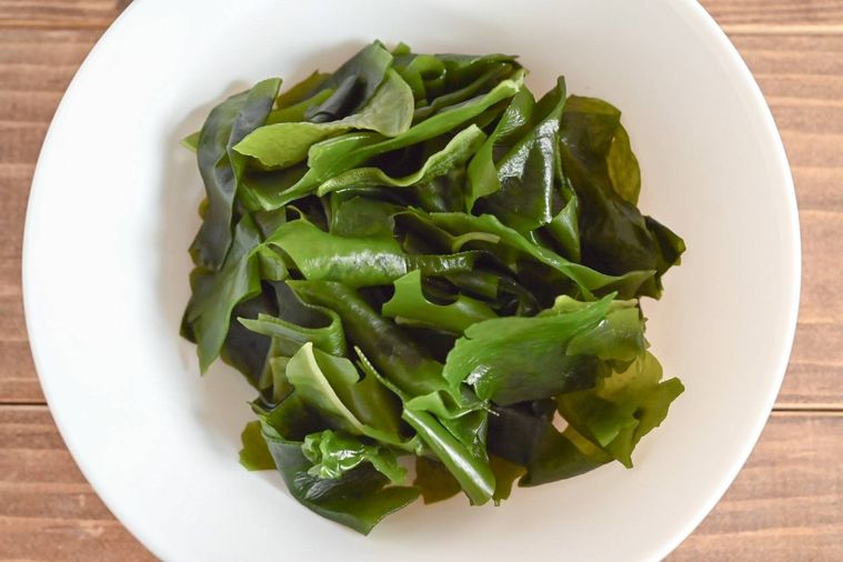 白い皿に入ったわかめ