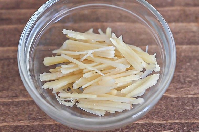 ガラスの容器に入った千切りのしょうが