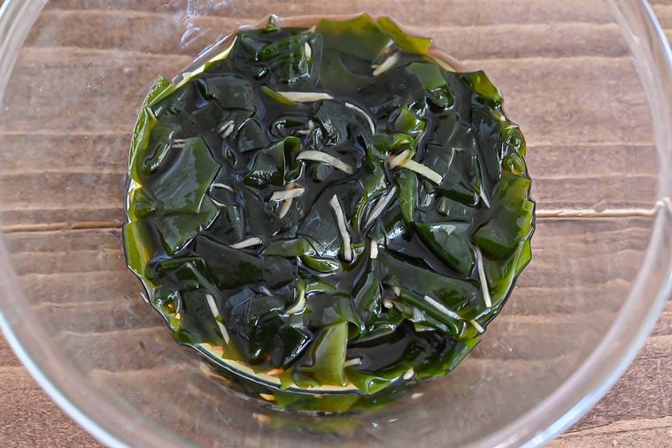 ガラスの容器に入ったわかめの酢の物