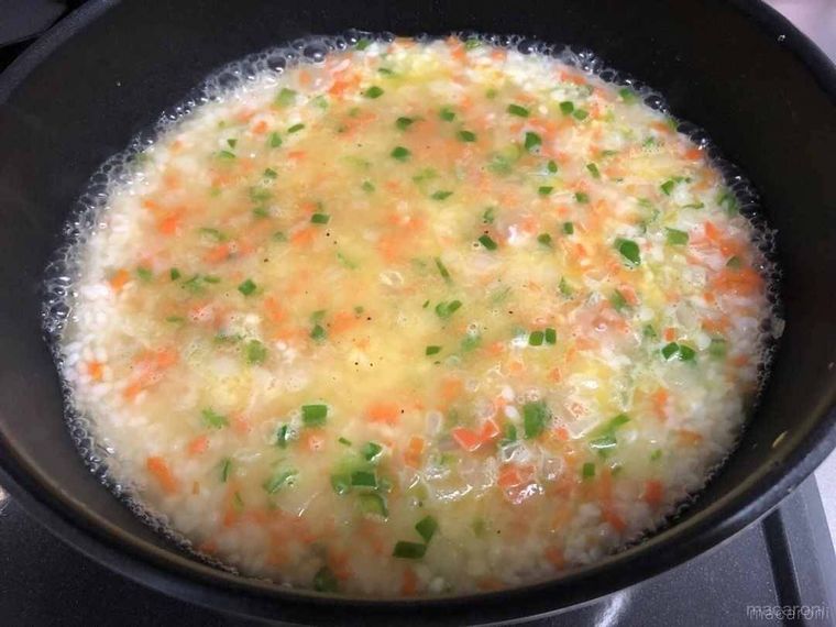 フライパンで米を煮込んでいる様子
