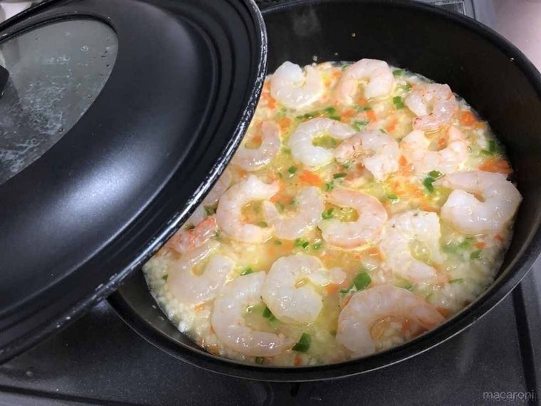 フライパンでエビピラフを炊いている様子