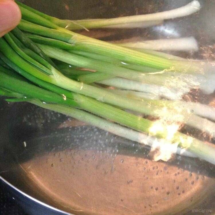 わけぎをゆでている様子